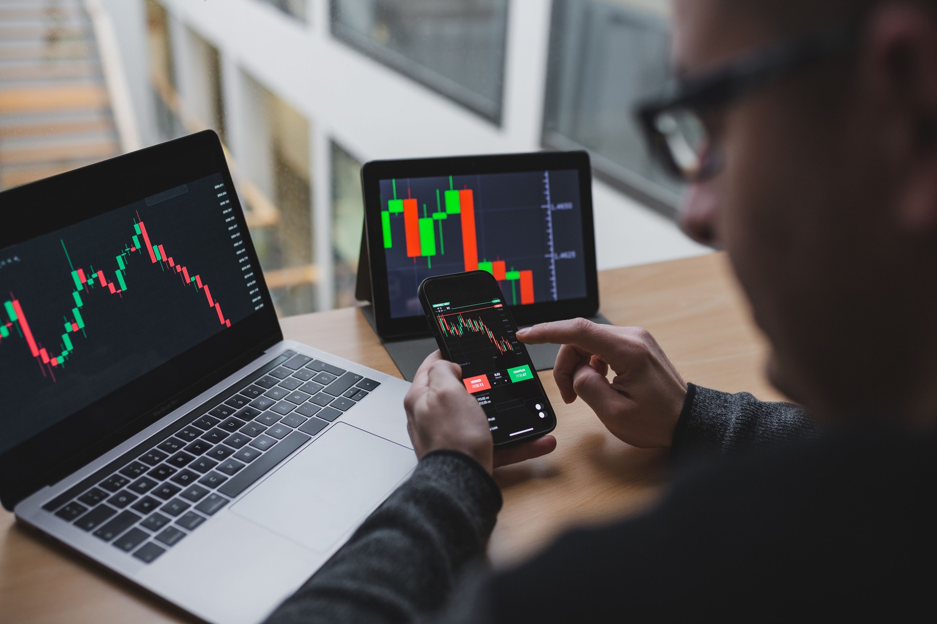 Investors are trading stocks in TradingView. In the electronic market through computer, tablet and smartphone.